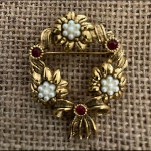 Avon Vintage Holiday Brooch